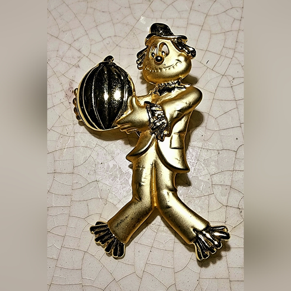 BROOCH PIN SIGNED DANECRAFT GOLD TONE HALLOWEEN SCARECROW WITH PUMPKIN